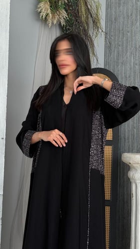 عباية إنترنت مطرزة نص كلوش بتطريز جانبي اسود وأكما...