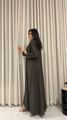 عباية السهم الذهبي زيتي – انسيابية وأناقة في تصميم...