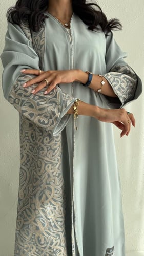 عباية كريب مغسول بقصّة نص كلوش – أناقة ناعمة بأربع...