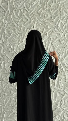 عباية كوبرا مطرزة س– تصميم نص كلوش بأكمام سترتش
