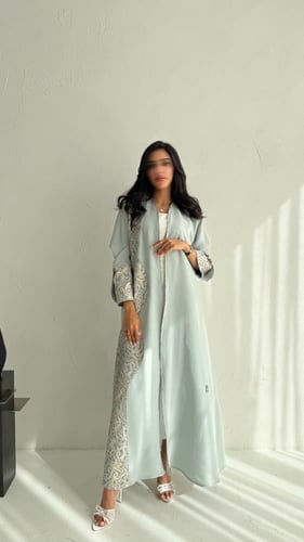 عباية كريب مغسول بقصّة نص كلوش – أناقة ناعمة بأربع...