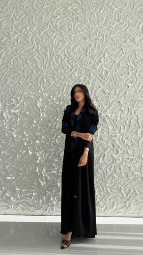 عباية كوبرا مطرزة ك– تصميم نص كلوش بأكمام سترتش