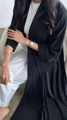 عباية كريب نواعم اسود بتصميم دبل كلوش