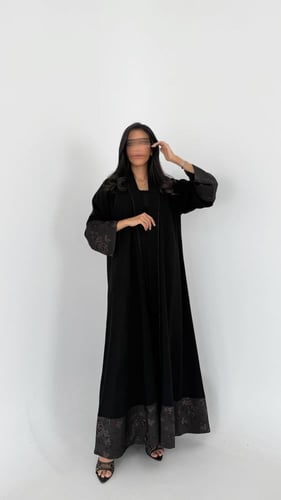 عباية كوبرا بتفاصيل جاكار – توازن الفخامة والرقي