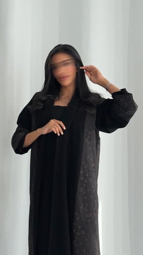 عباية كريب ملكي وجاكار – أناقة التفاصيل الراقية