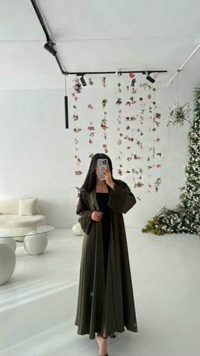 عباية كتان دبل كلوش باللون الزيتي – فخامة التصميم...