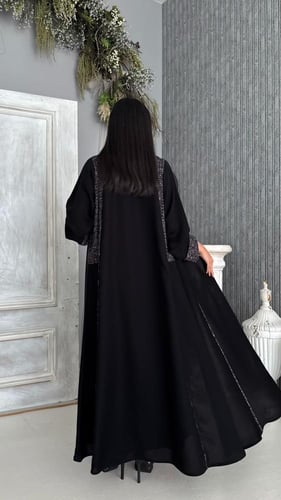 عباية إنترنت مطرزة نص كلوش بتطريز جانبي اسود وأكما...