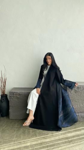 عباية كتان ومن الخلف تفته مشجر باللون الأسود مع تف...