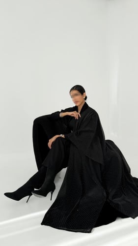 عباية أورنجزاه بفصوص مبطنة مخمل وأكمام ستريتش