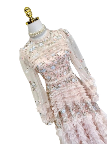 فستان سهرة نسائي مطرز بالزهور