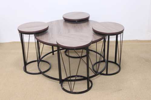 طقم طاولة تقديم مع 4 طاولات خدمة لون اسود وسطح خشب