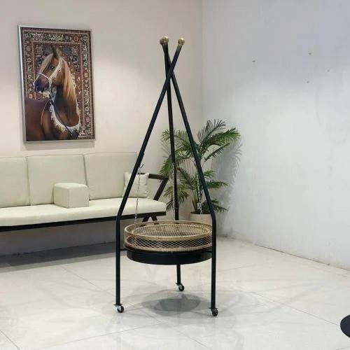 منقل حطب دائري ديكور حديد لون اسود وذهبي