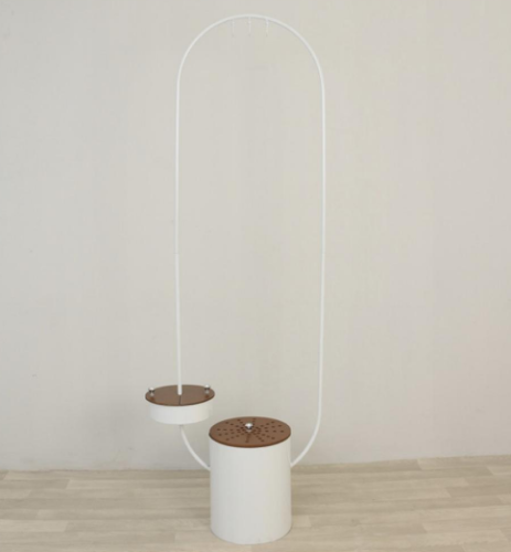 مبخرة ملابس مع علاق لون أبيض