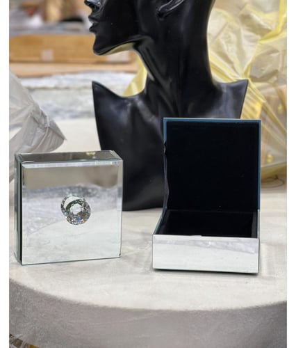 علب مجوهرات فضي مقاس ١٠ سم الدرزن ١٢ حبه مع شرايط...