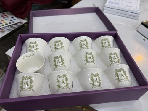 فنجين قهوة سعوديه مع تصميم حسب الطلب الدرزن 12 حبه