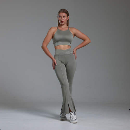 طقم رياضي بحواف واسعة