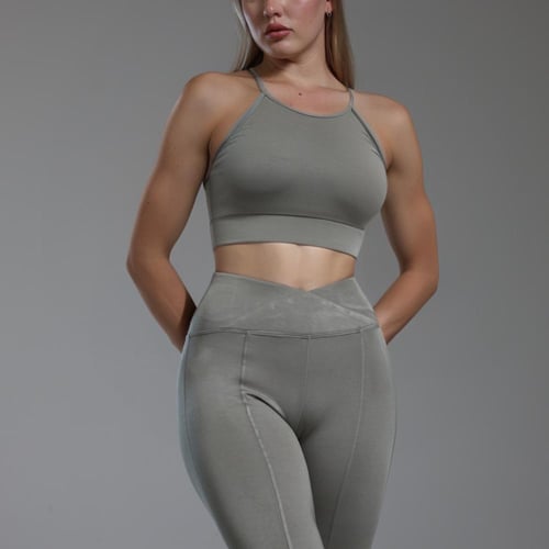 طقم رياضي بحواف واسعة