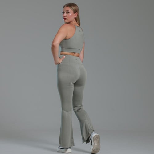 طقم رياضي بحواف واسعة