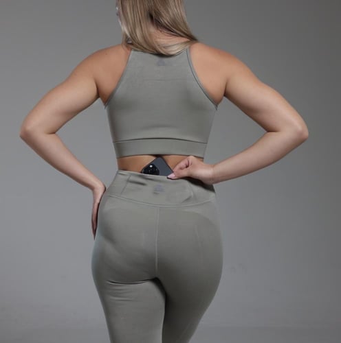 طقم رياضي بحواف واسعة