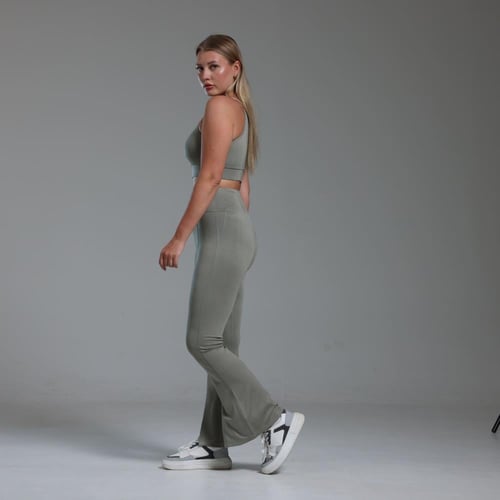 طقم رياضي بحواف واسعة