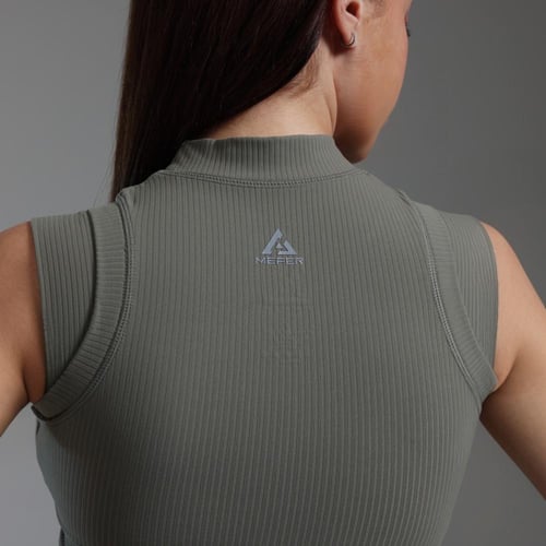 طقم رياضي بحواف ضيقة