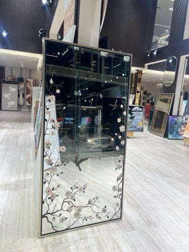 رسم علي المرايا العاديه بشكل فني وانيق