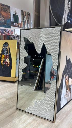 لوحة جبسية فخمة بتصميم تشكيلي مع مرآة