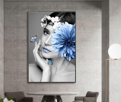 لوحة قماشية فخمة بتصميم فتاة و وردة زرقاء
