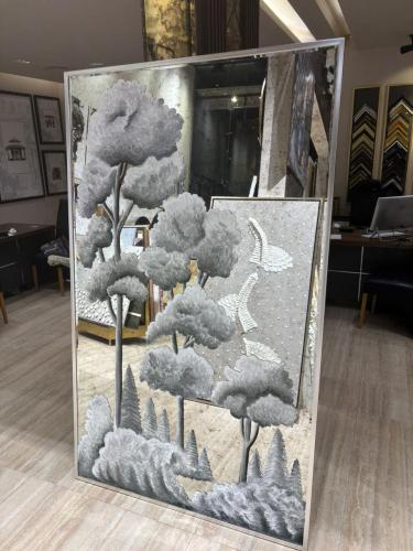 رسم يدوي علي مرايا معتق بشكل انيق ومميز