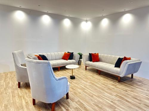 طقم كنب 8 شخص بتصميم يجمع بين الخامة والكلاسيكية