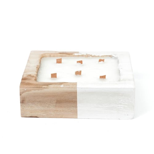 شمعة معطرة في وعاء خشبي مربع