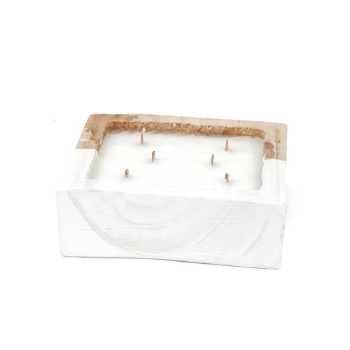 شمعة معطرة في وعاء خشبي مربع