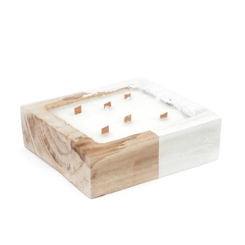 شمعة معطرة في وعاء خشبي مربع