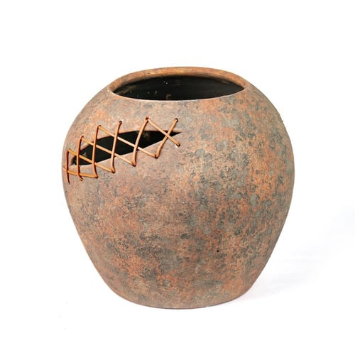 مزهرية تراثية من الطين بخيط