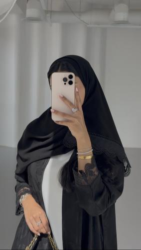 عباية كريب حرير اسود مع كلفة على الأكمام والطرحة