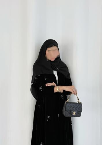 عباية مخمل اسود بتطريز خاص مع طرحة تطريز