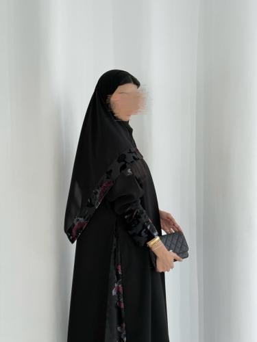 عباية كريب اسود مع شيفون مخمل مشجر
