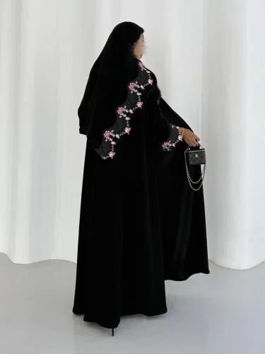 عباية كريب اسود مع كلفة تطريز