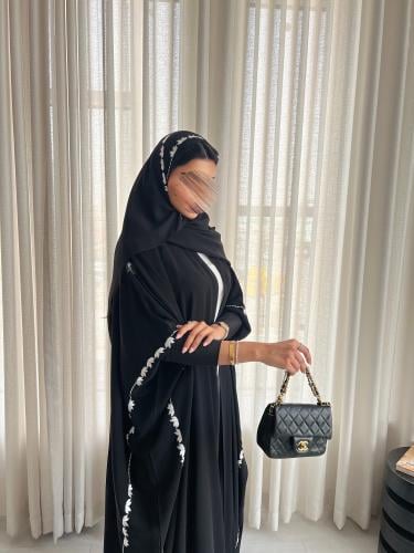 عباية كريب ملكي بتطريز يدوي على العباية والطرحة