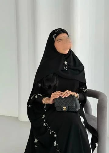 عباية كريب اسود نص بشت مع تطريز خاص