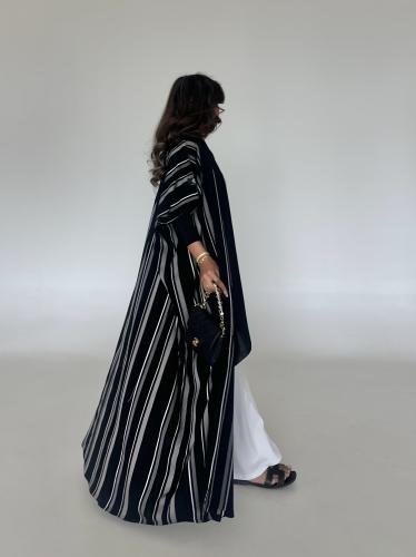 عباية كريب مخطط مع اكمام استرتش اسود