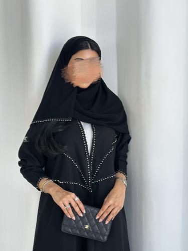 عباية اسود كتان مع كلفة بقصات على العباية