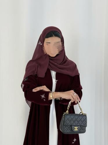 عباية مخمل عودي بتطريز خاص مع طرحة تطريز