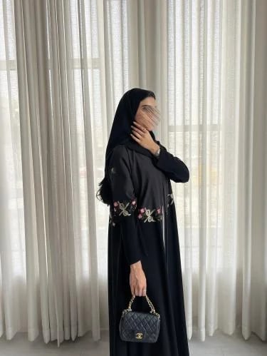عباية كريب اسود مع كريب اسود باهت وتطريز يدوي