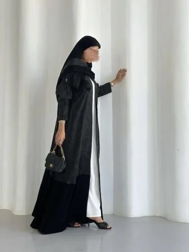 عباية كريب جاكار مموج اسود مع كريب اسود سادة