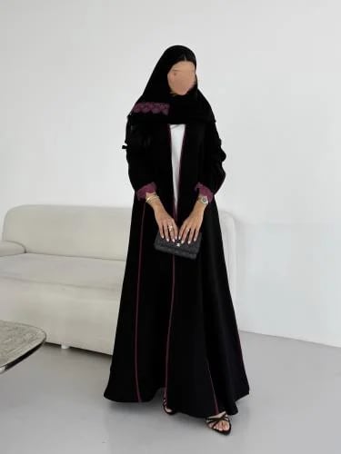 عباية كريب اسود مع قصات على كامل العباية وكلفة