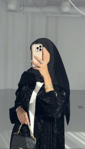 عباية مخمل اسود مموج مع كرستالات على العباية والطرحة