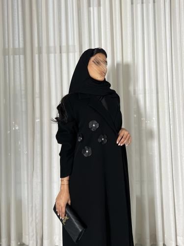 عباية كريب اسود قصة بليزر مبطنة مع كلف ورد