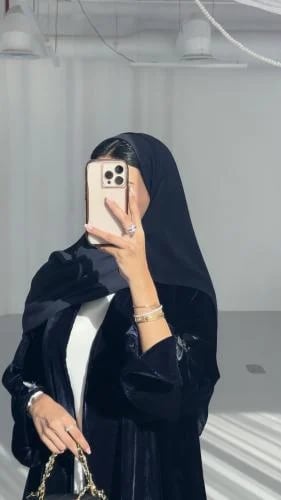 عباية مخمل كحلي مع كرستالات على العباية والطرحة