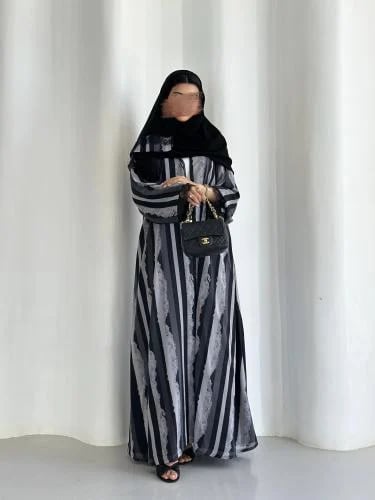 عباية شيفون مبطنة ب طرف دانتيل فرنسي وطرحة اسود سادة